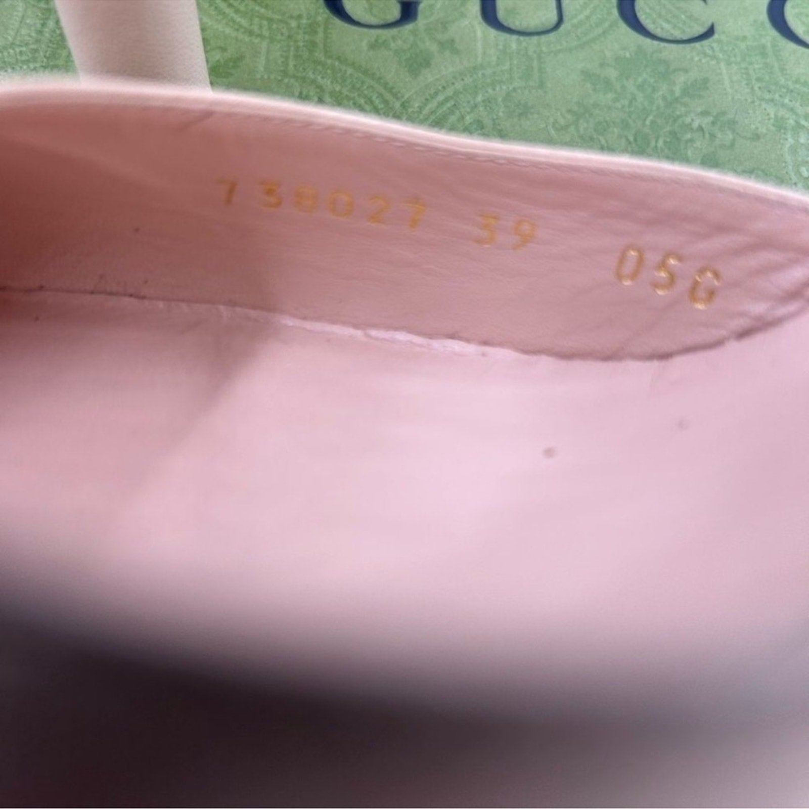 Women's Gucci, leather platform pumps
Size 39 
Made in Italy