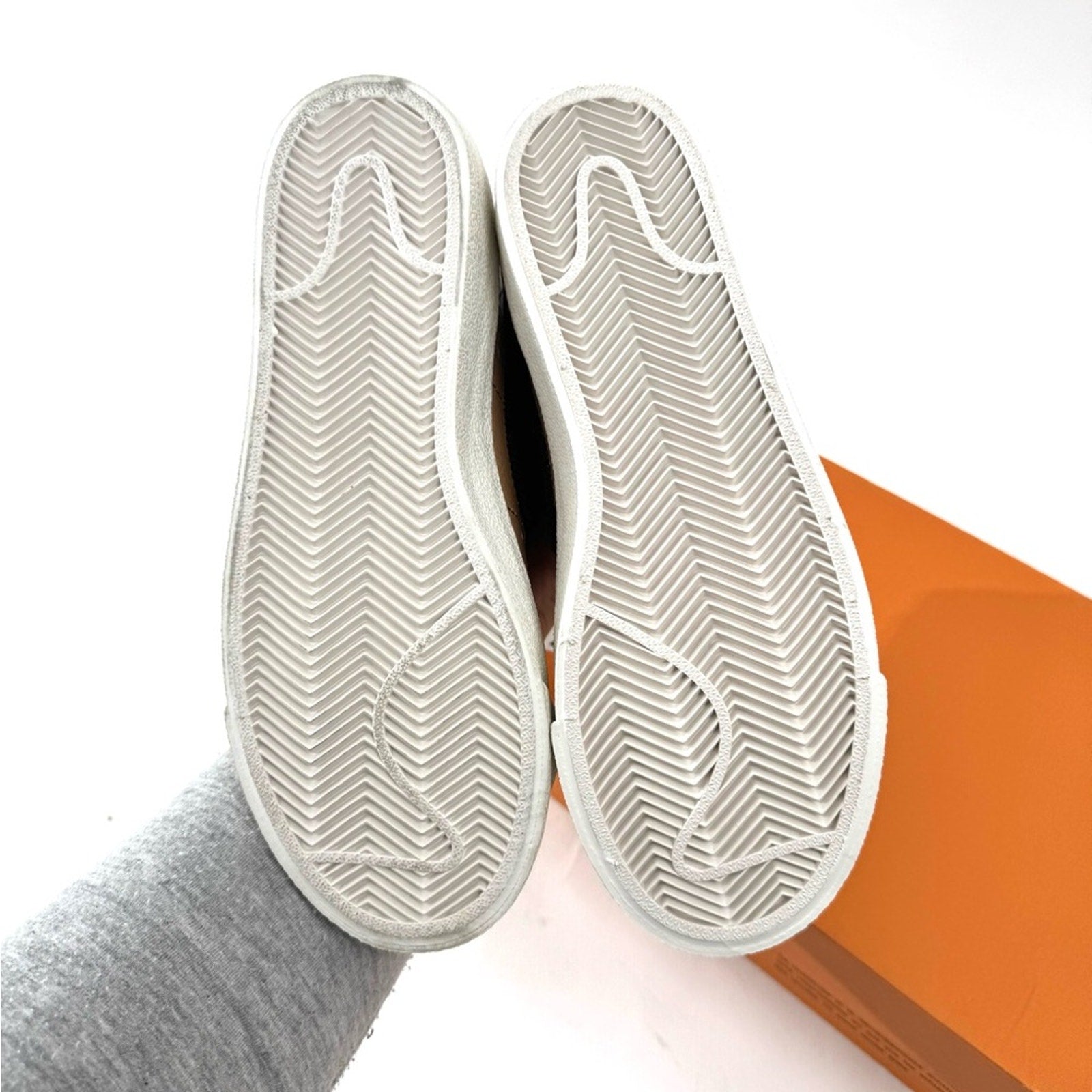 DS NIKE WOMEN’S BLAZER MID 77 SE ALE BROWN
SIZE 5 WOMENS
D06683-200