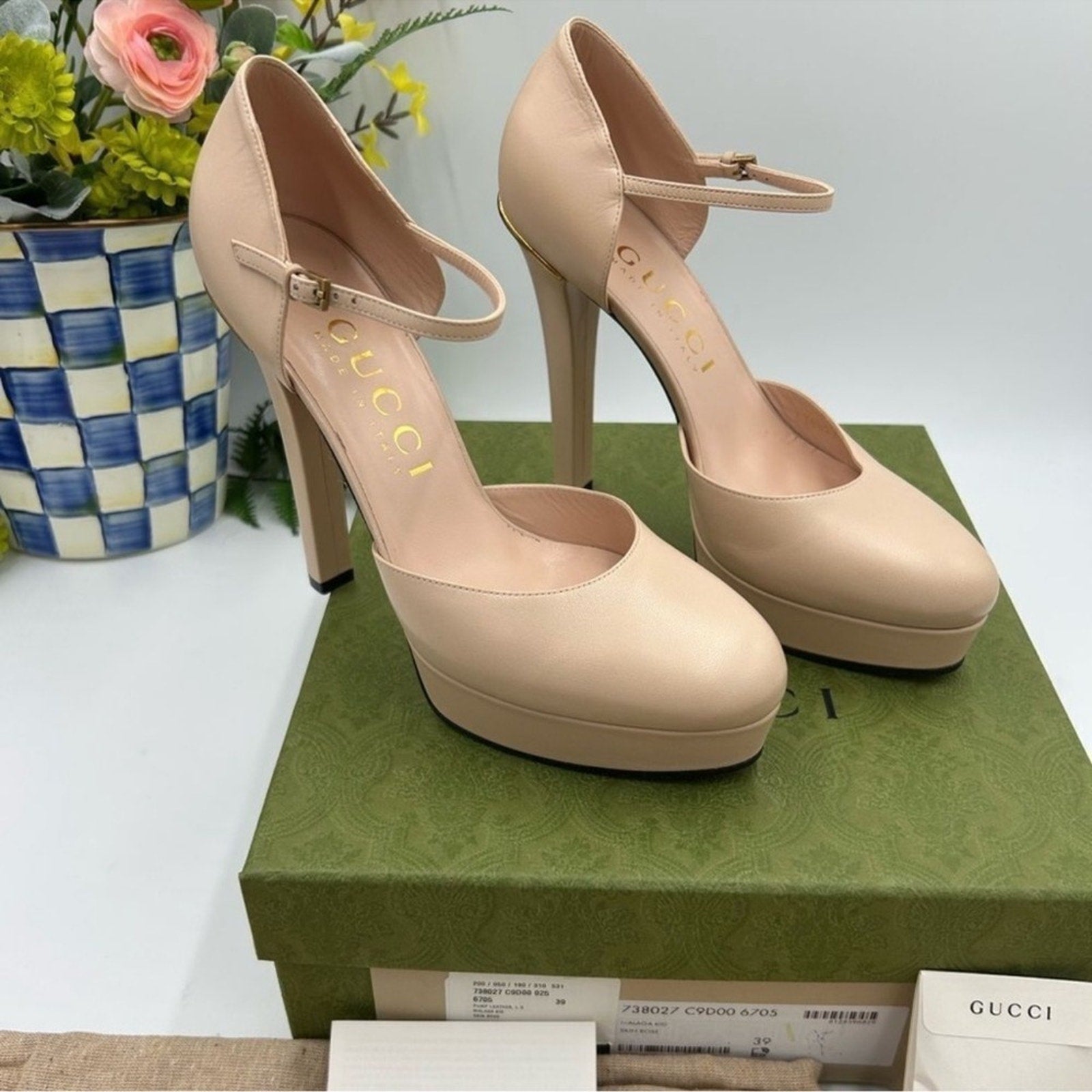 Women's Gucci, leather platform pumps
Size 39 
Made in Italy