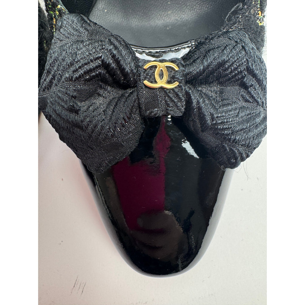 Chanel Black Boucle Cap-Toe Pumps Heels with Gold CC Logo Bow Detail Size 8