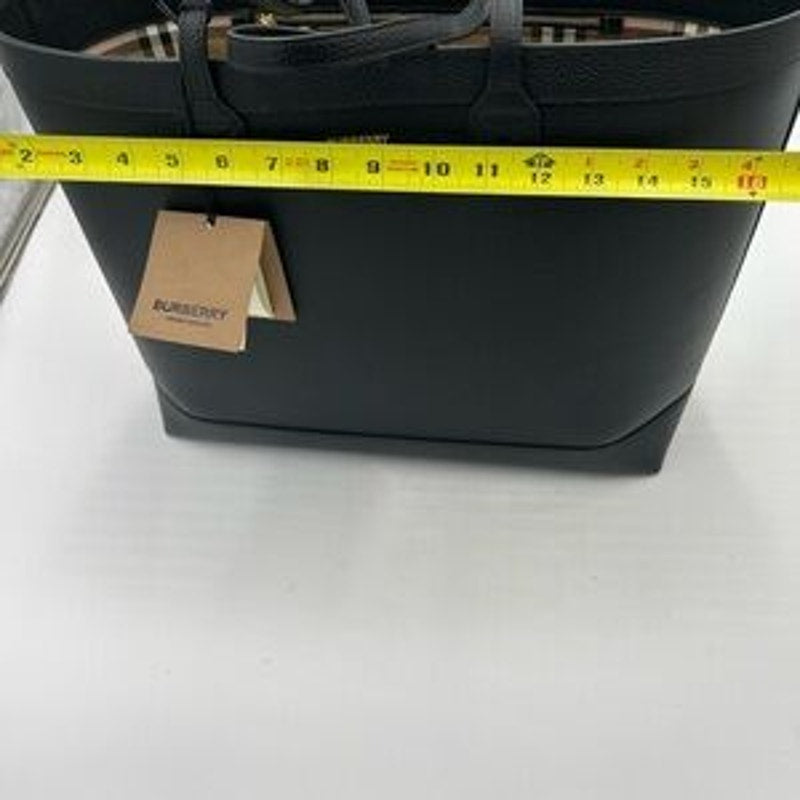 Women’s Burberry pebble grain, leather check lined , large shopping tote Italy