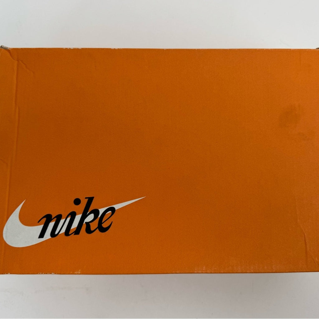 DS NIKE WOMEN’S BLAZER MID 77 SE ALE BROWN
SIZE 5 WOMENS
D06683-200