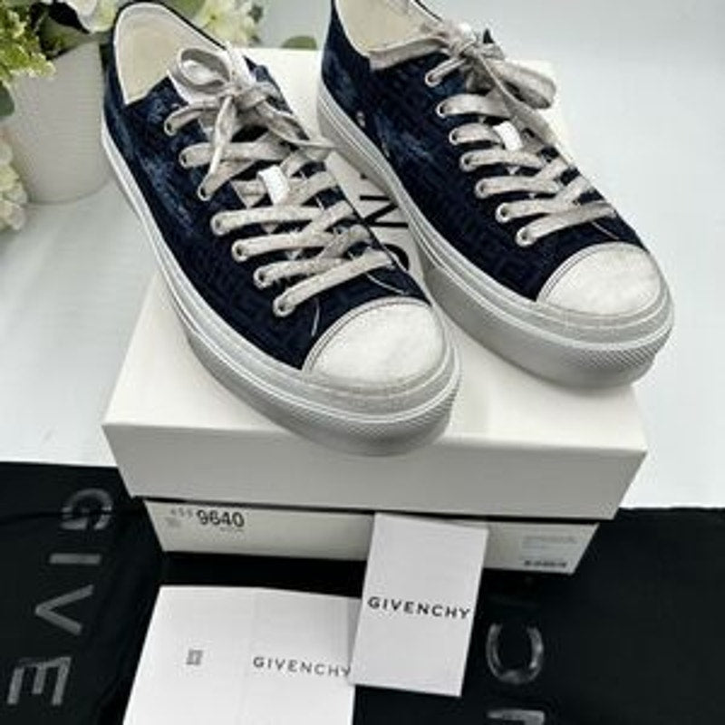 Men’s Givenchy four G navy distressed city sneakers size 43, made in Italy