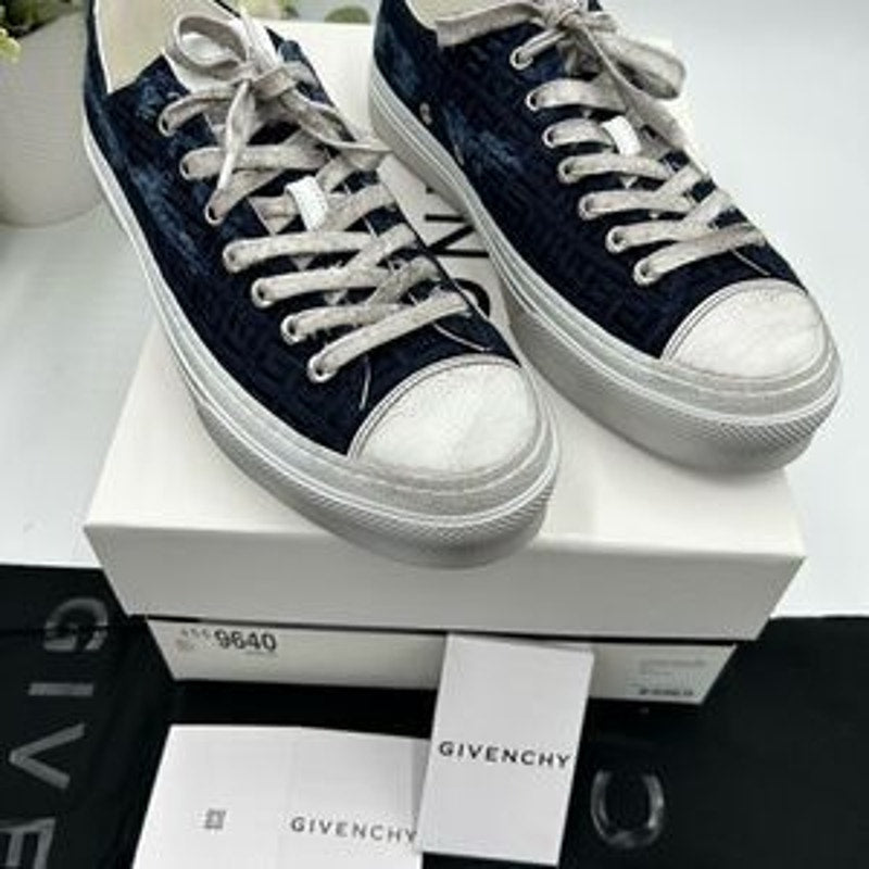 Men’s Givenchy four G navy distressed city sneakers size 43, made in Italy