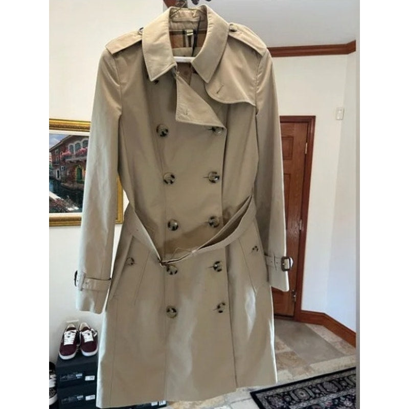 Women's Burberry, England Chelsea trench coat size 8 made in England. NWT.