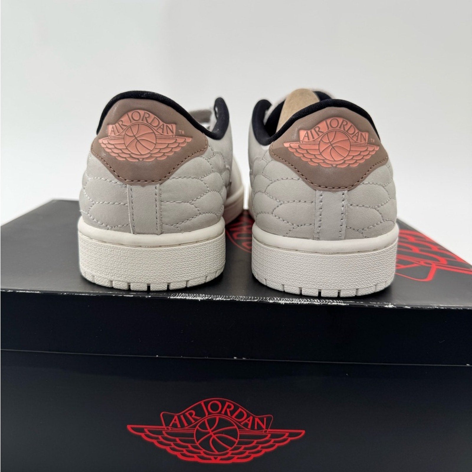 DS NIKE AIR JORDAN 1 CENTRE COURT “LIGHT BONE”
MEN’S 7-WOMEN 8.5
DO7443-061