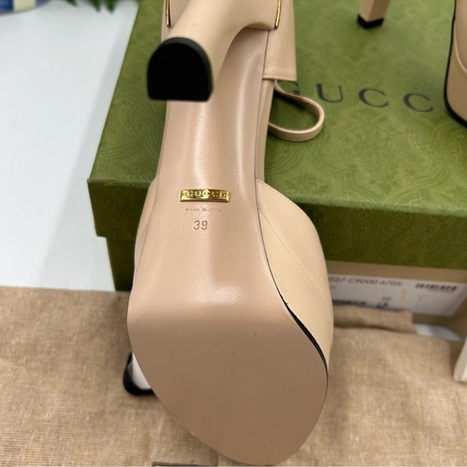 Women's Gucci, leather platform pumps
Size 39 
Made in Italy