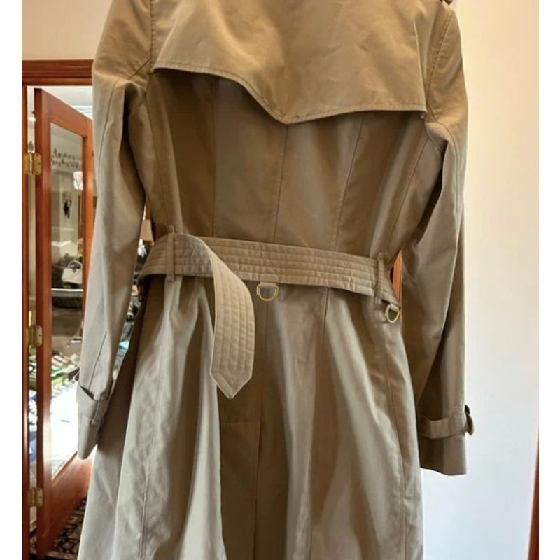 Women's Burberry, England Chelsea trench coat size 8 made in England. NWT.