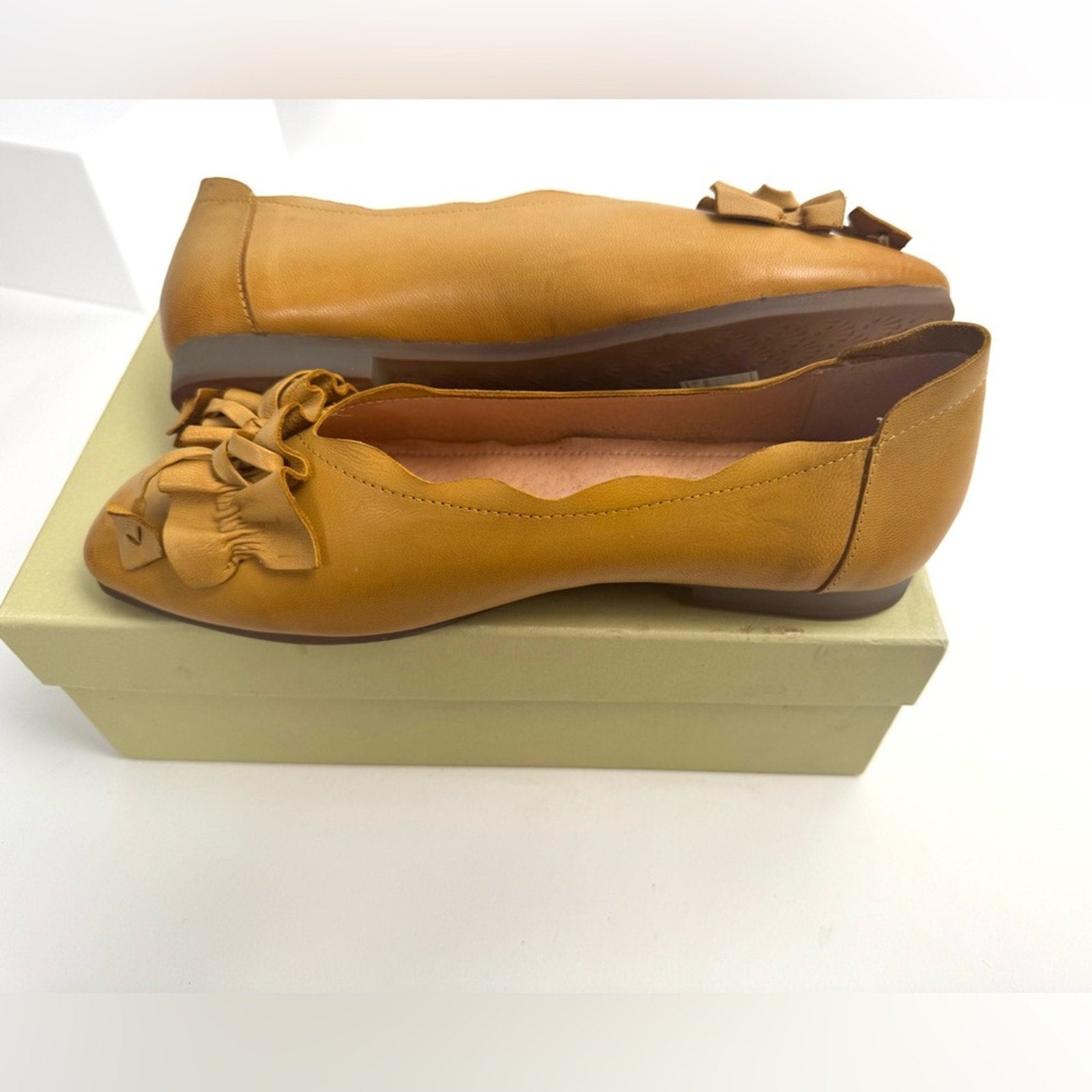 L’Artiste women’s buttery soft size 40/ 8.5 flats w/ intricate ruffle detail