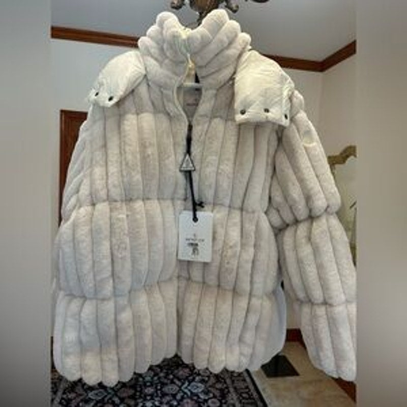 Women's Moncler White faux fur detachable hood down jacket size 3 NWT