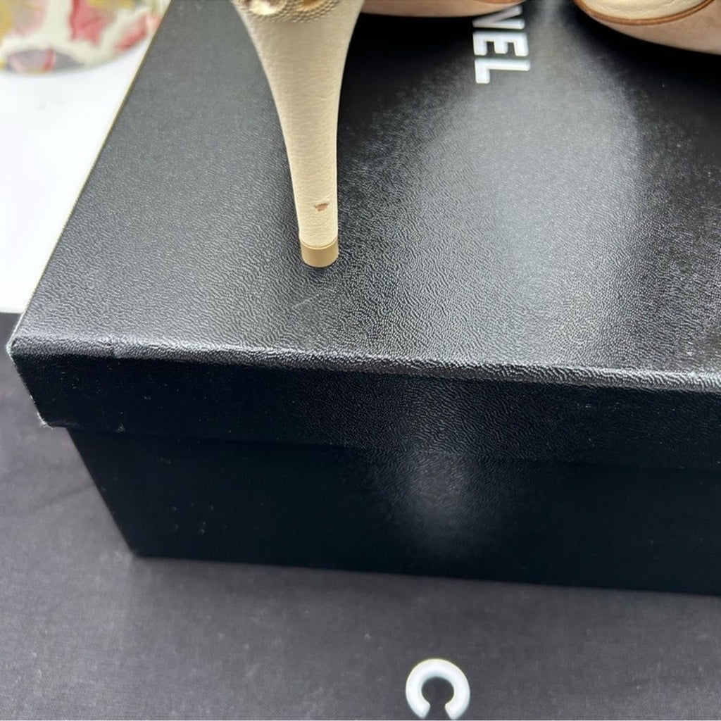 Women's Chanel ivory leather strappy sandals 
Size 38.5 
Made in Italy