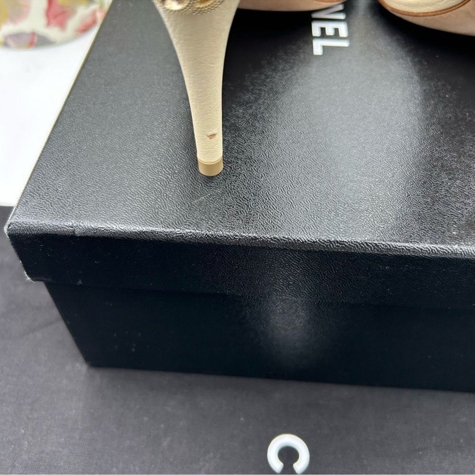 Women's Chanel ivory leather strappy sandals 
Size 38.5 
Made in Italy