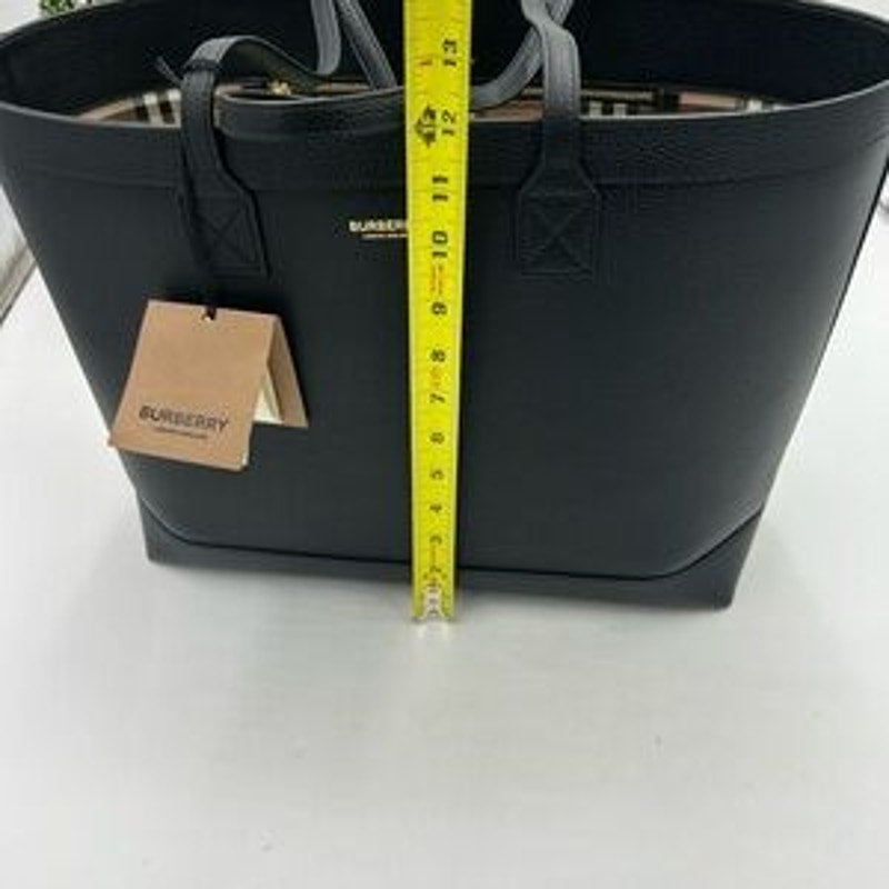 Women’s Burberry pebble grain, leather check lined , large shopping tote Italy