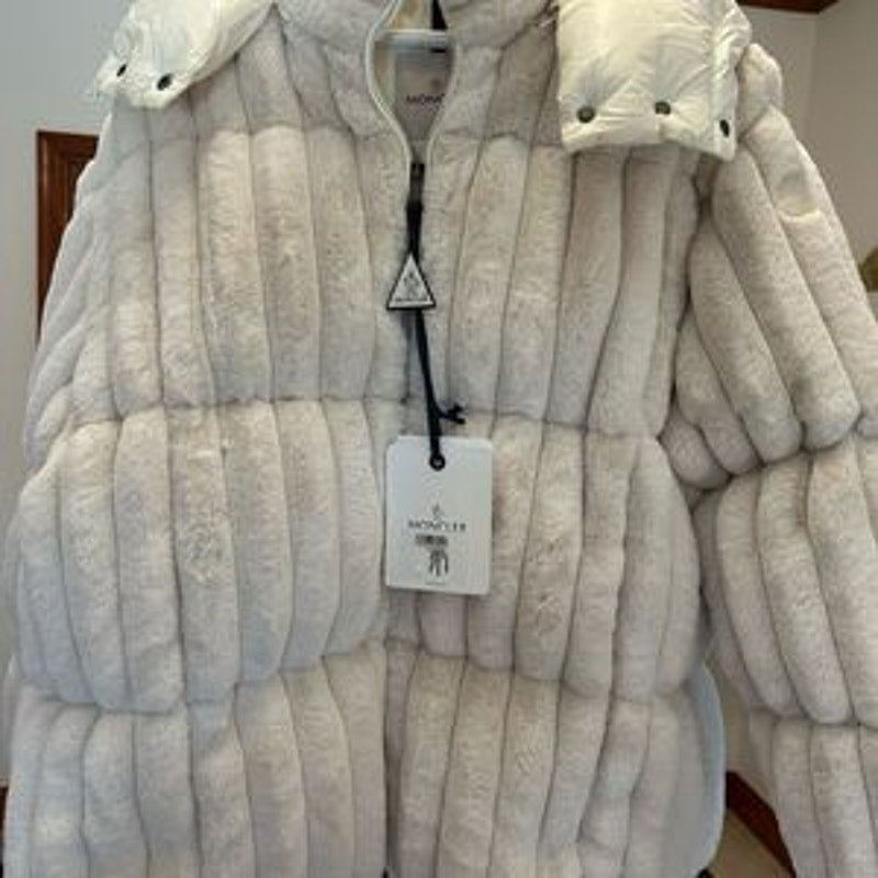 Women's Moncler White faux fur detachable hood down jacket size 3 NWT
