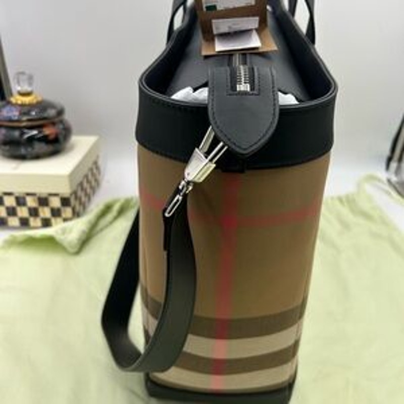 Women's Burberry Ormond giant leather check tote bag made in Italy NWT