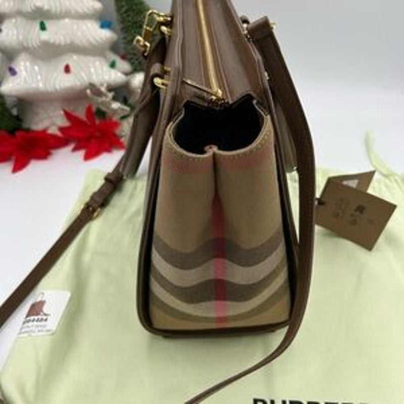 Burberry women's Banwell, leather and canvas shoulder Bag made in Italy NWT