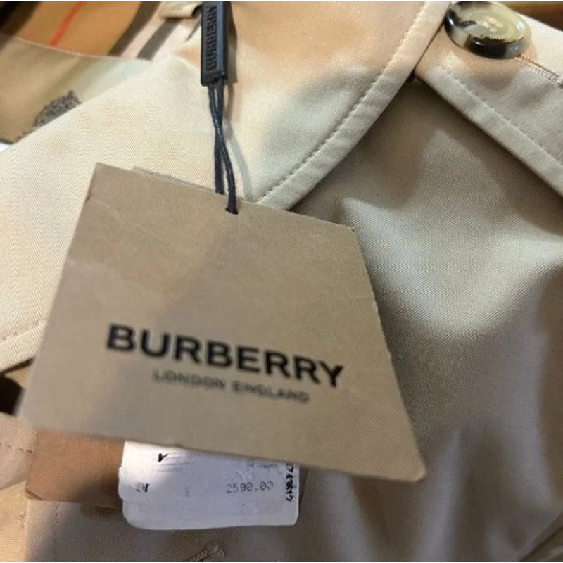 Women's Burberry, England Chelsea trench coat size 8 made in England. NWT.