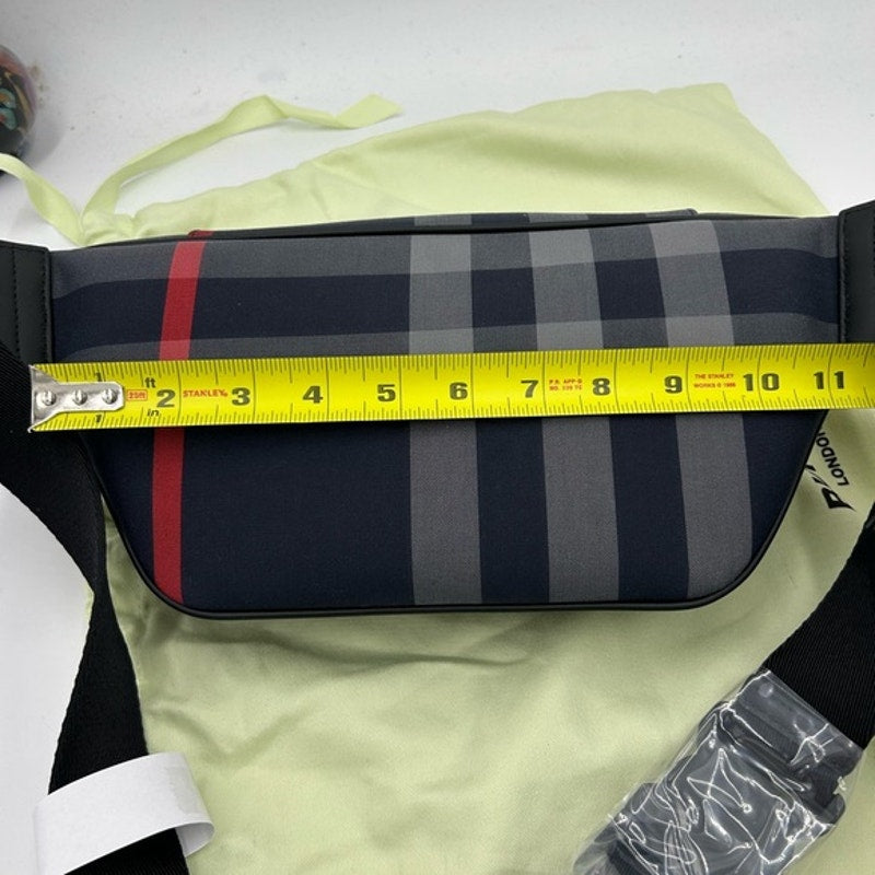 Women's Burberry Sonny check Belt bag adjustable in navy blue made in Italy