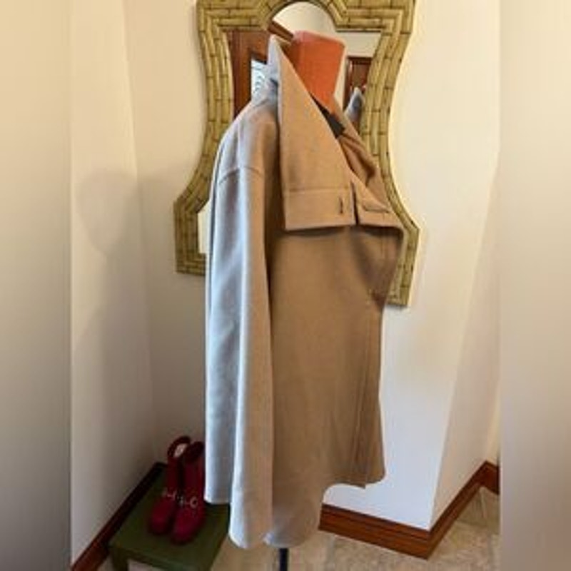 Women’s Akris 100% camel hair double face coat size 8 made in Italy