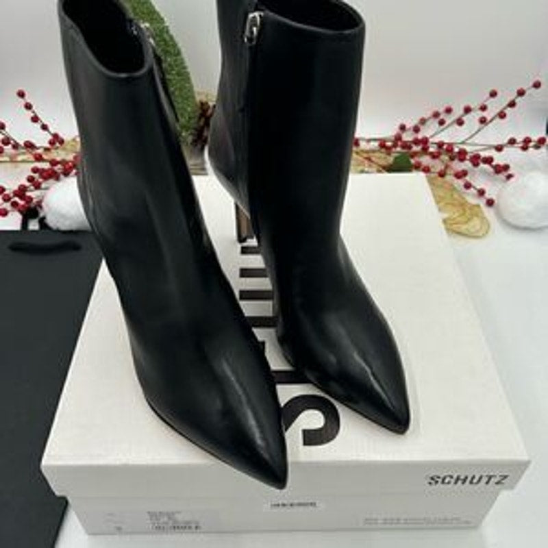 Women’s Schutz black soft leather ankle boots size 40 made in Brazil