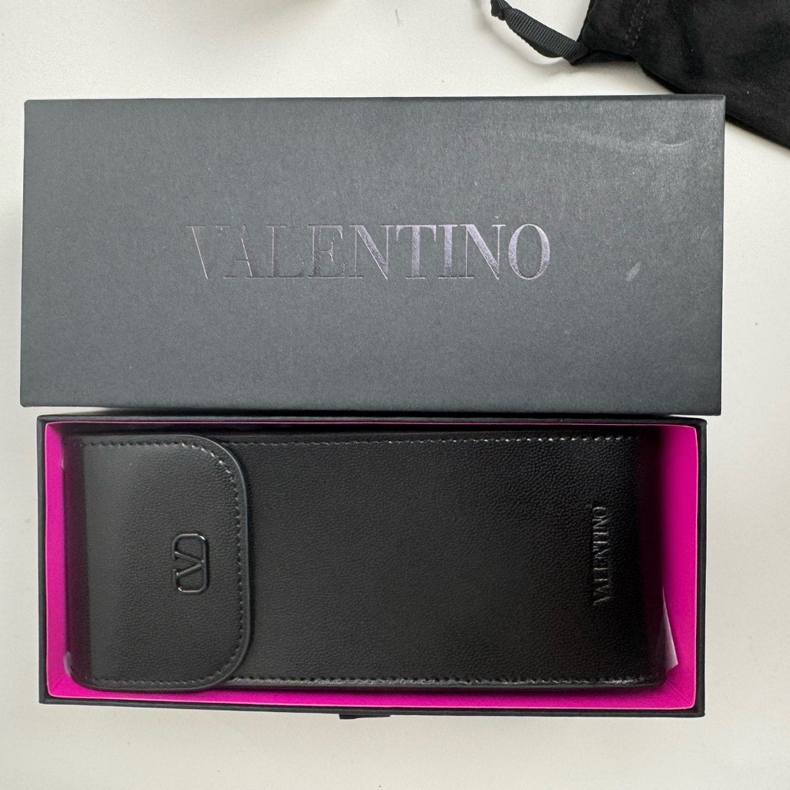 VALENTINO GARAVANI
V-Hexagon Titanium Sunglasses
Branded/crossbody bag included