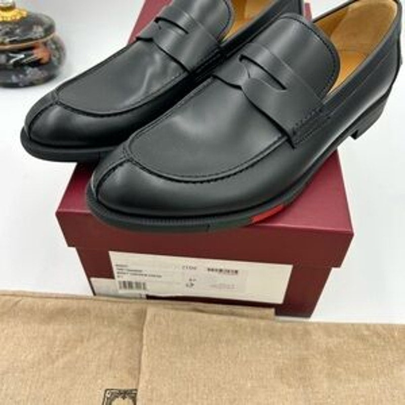 Men's Gucci, leather strap penny loafer with web detail size 6.5 fits 7.5 US
