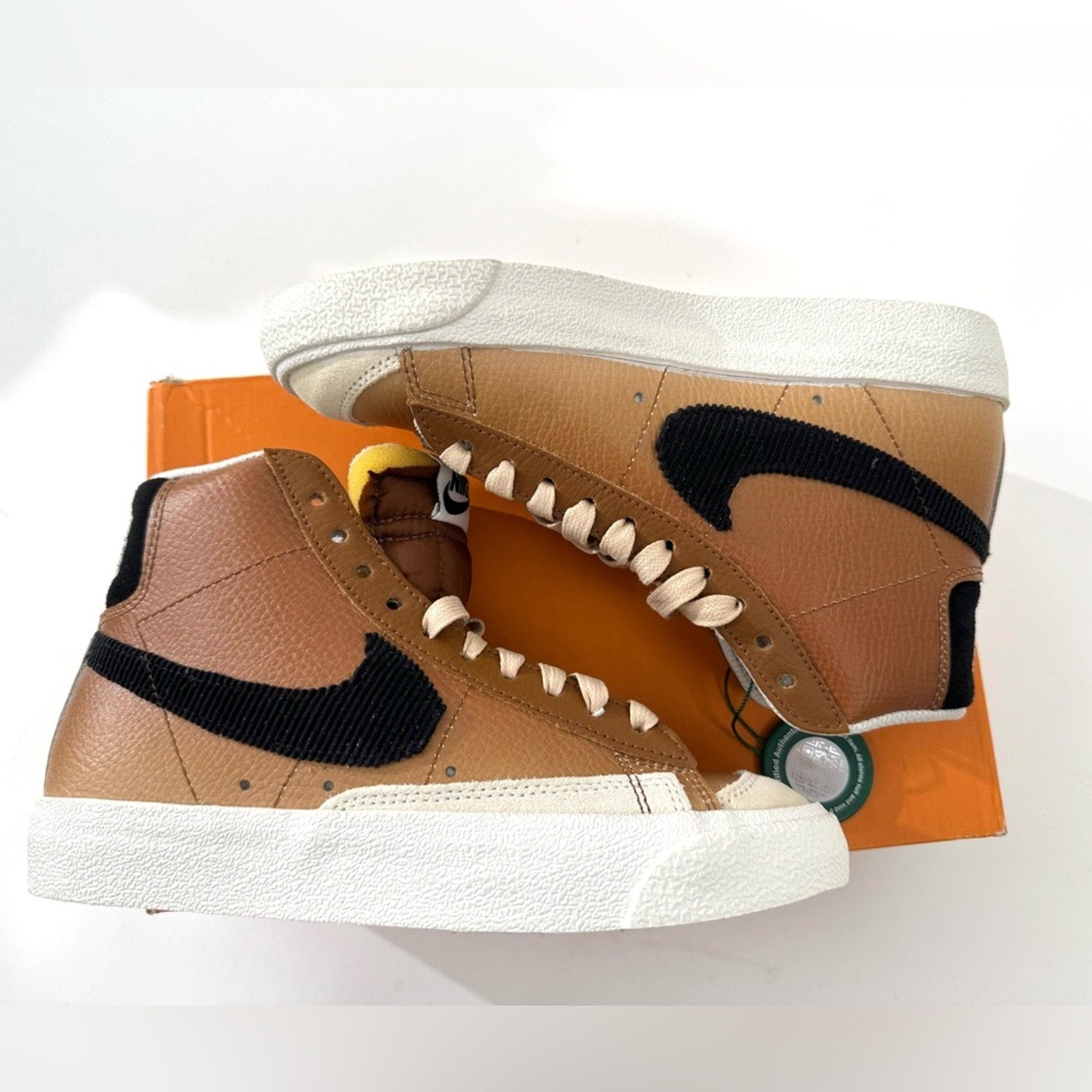DS NIKE WOMEN’S BLAZER MID 77 SE ALE BROWN
SIZE 5 WOMENS
D06683-200
