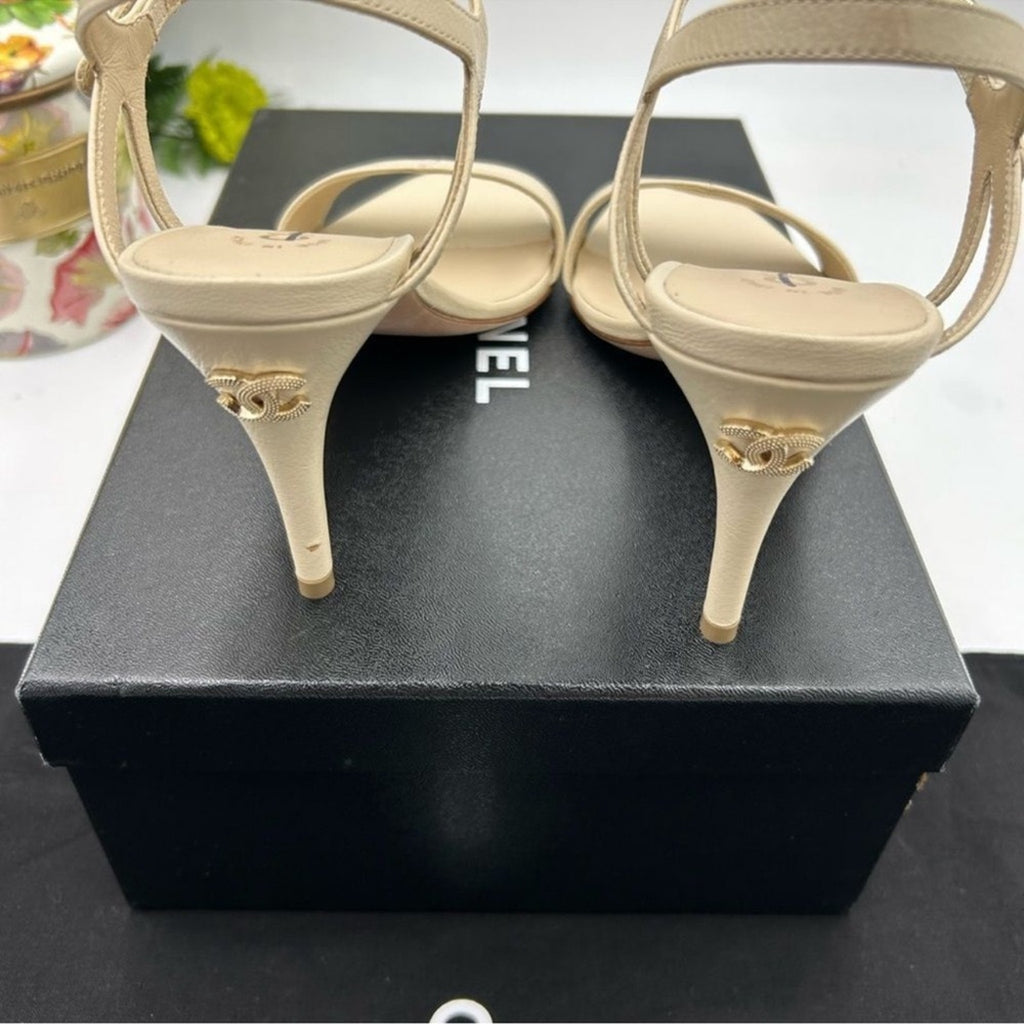 Women's Chanel ivory leather strappy sandals 
Size 38.5 
Made in Italy