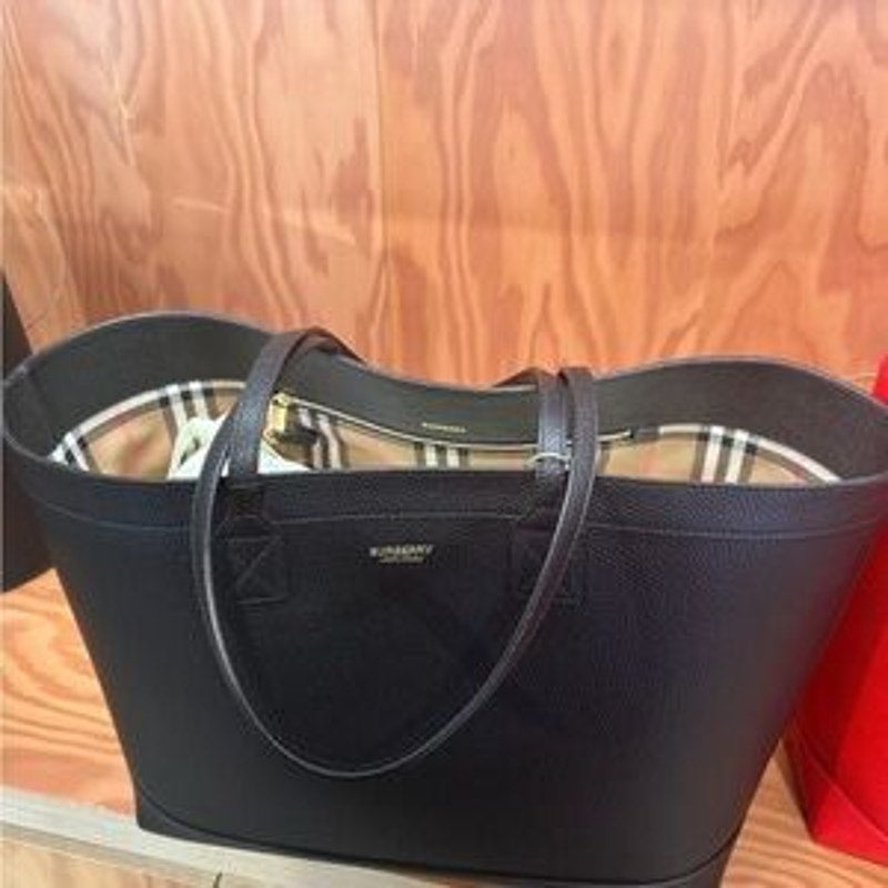 Women’s Burberry pebble grain, leather check lined , large shopping tote Italy