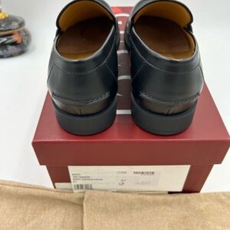 Men's Gucci, leather strap penny loafer with web detail size 6.5 fits 7.5 US