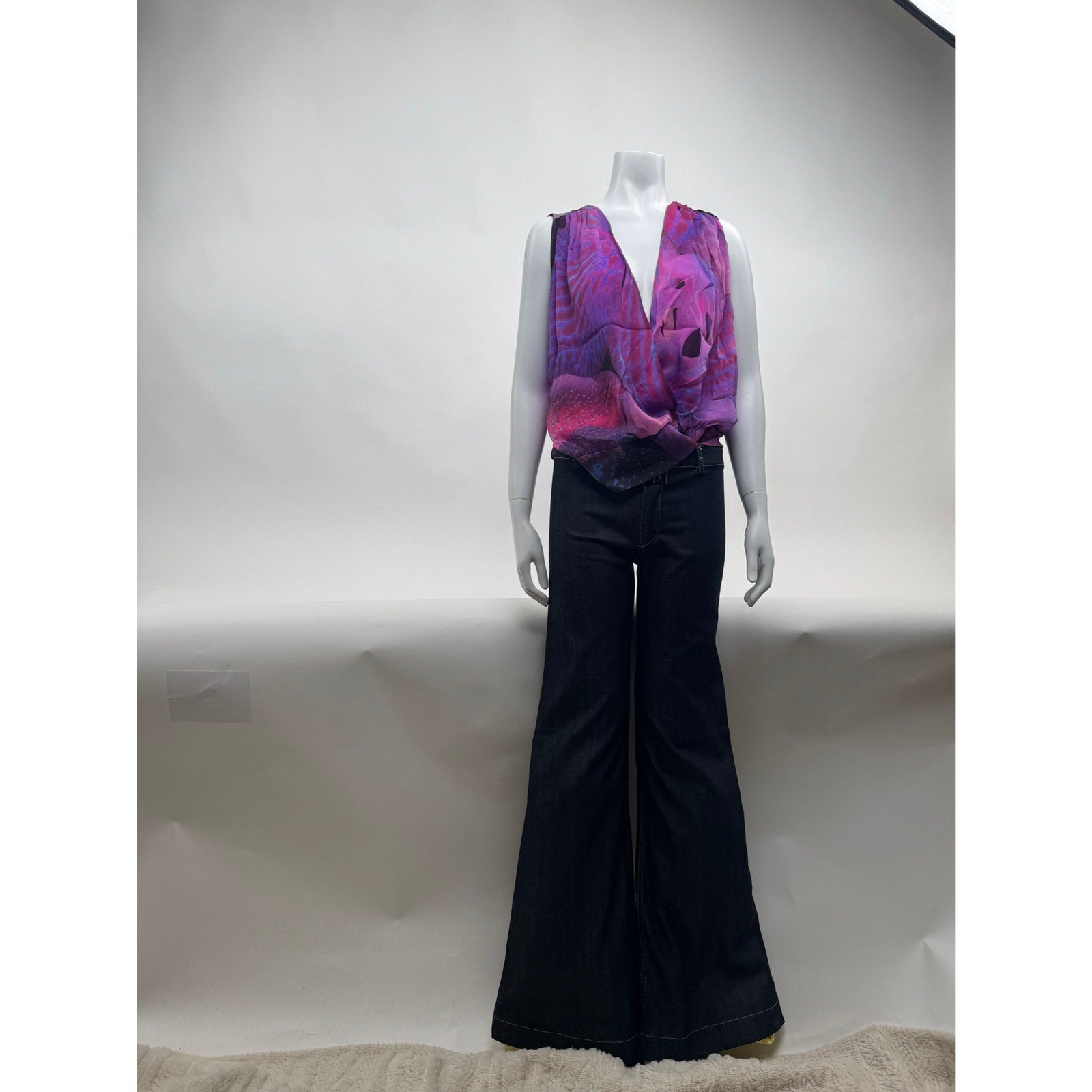 Balenciaga NWOT Dark Wash Wide Leg Flare Jeans – Size 27 – Made in Italy