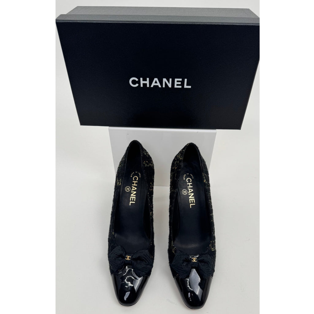 Chanel Black Boucle Cap-Toe Pumps Heels with Gold CC Logo Bow Detail Size 8