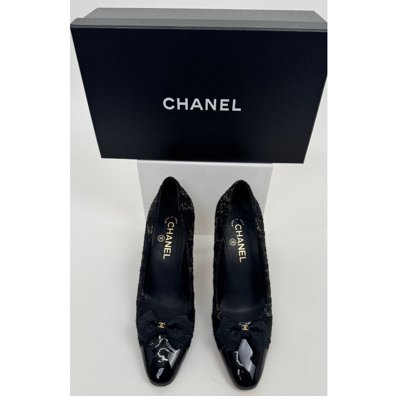 Chanel Black Boucle Cap-Toe Pumps Heels with Gold CC Logo Bow Detail Size 8
