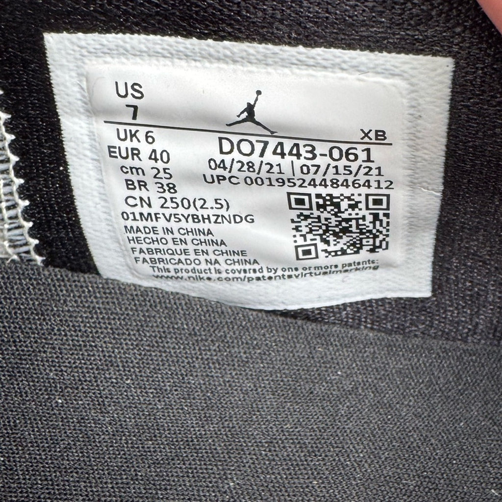 DS NIKE AIR JORDAN 1 CENTRE COURT “LIGHT BONE”
MEN’S 7-WOMEN 8.5
DO7443-061