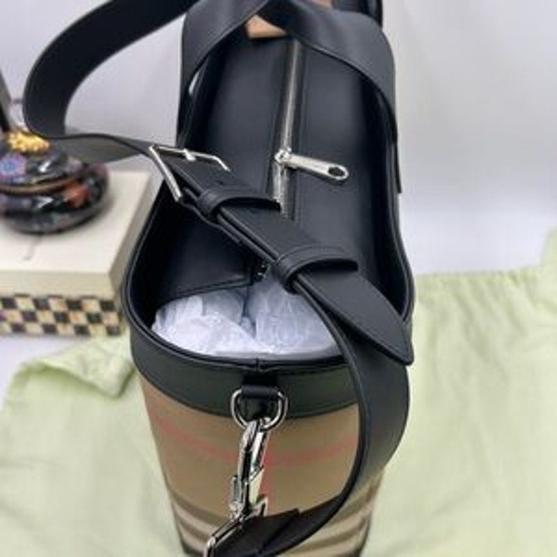 Women's Burberry Ormond giant leather check tote bag made in Italy NWT