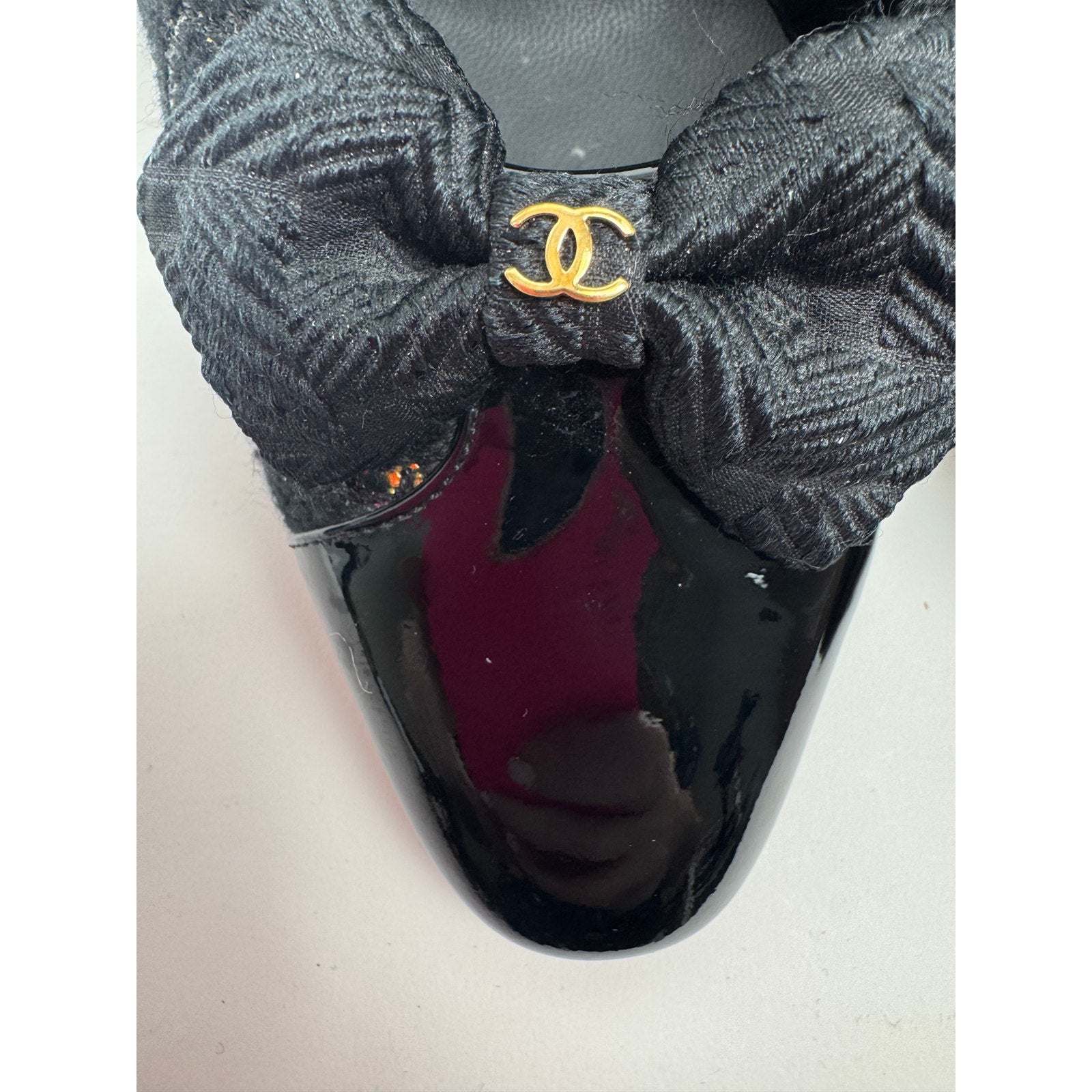 Chanel Black Boucle Cap-Toe Pumps Heels with Gold CC Logo Bow Detail Size 8