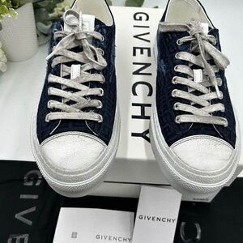 Men’s Givenchy four G navy distressed city sneakers size 43, made in Italy