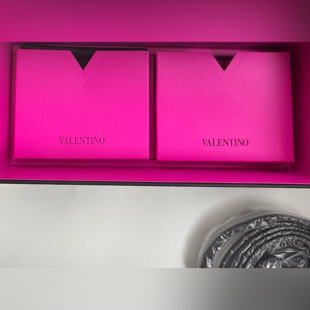 VALENTINO GARAVANI
V-Hexagon Titanium Sunglasses
Branded/crossbody bag included