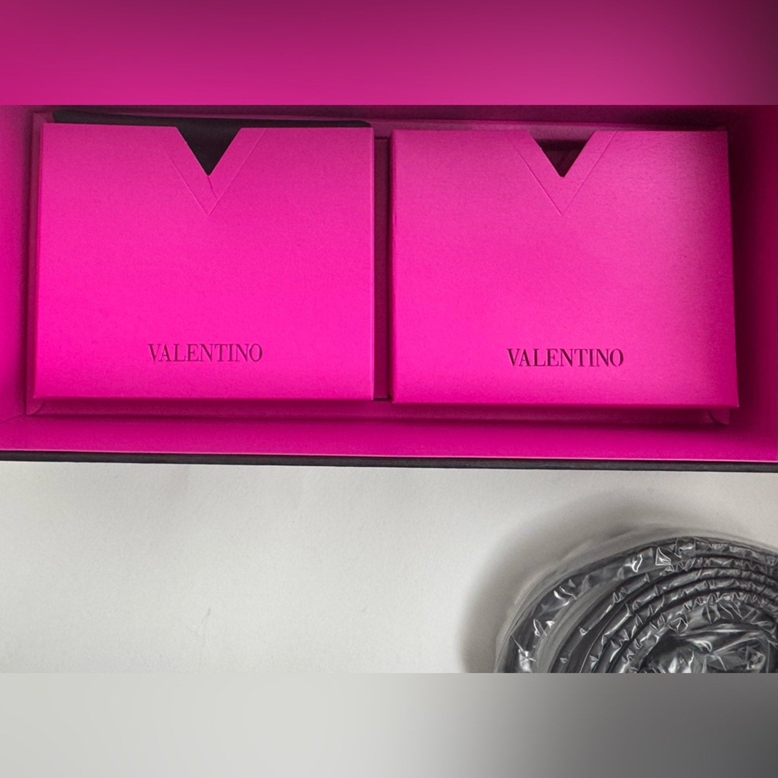 VALENTINO GARAVANI
V-Hexagon Titanium Sunglasses
Branded/crossbody bag included