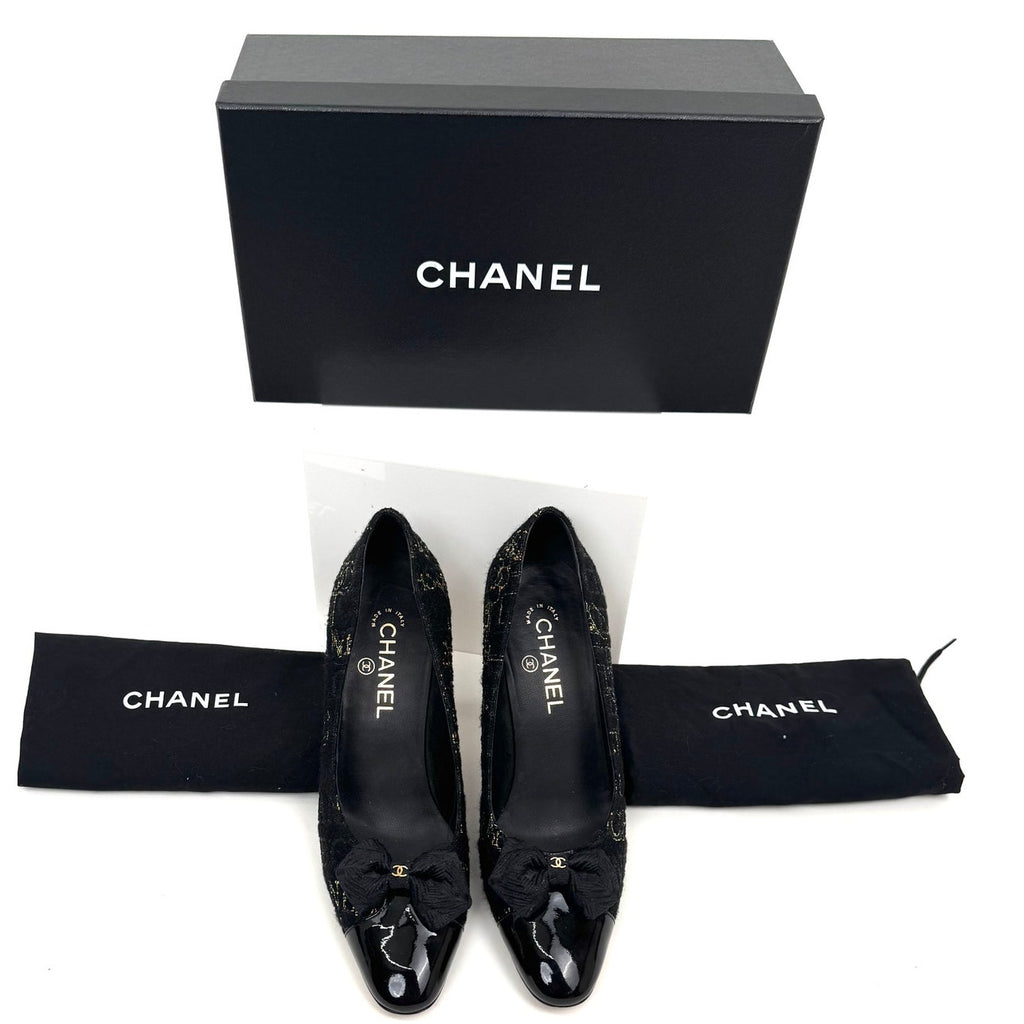Chanel Black Boucle Cap-Toe Pumps Heels with Gold CC Logo Bow Detail Size 8