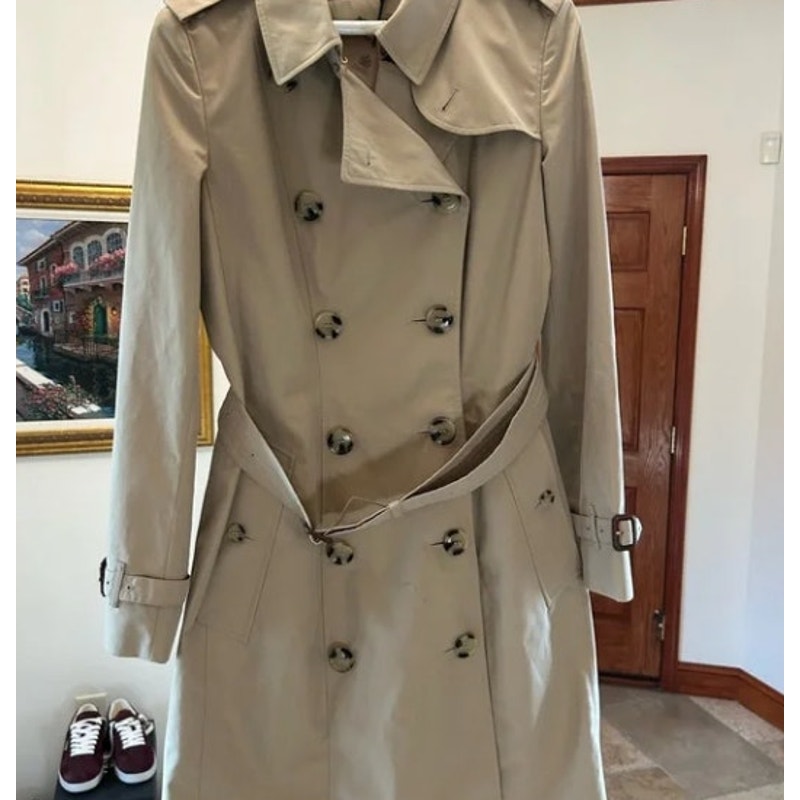 Women's Burberry, England Chelsea trench coat size 8 made in England. NWT.