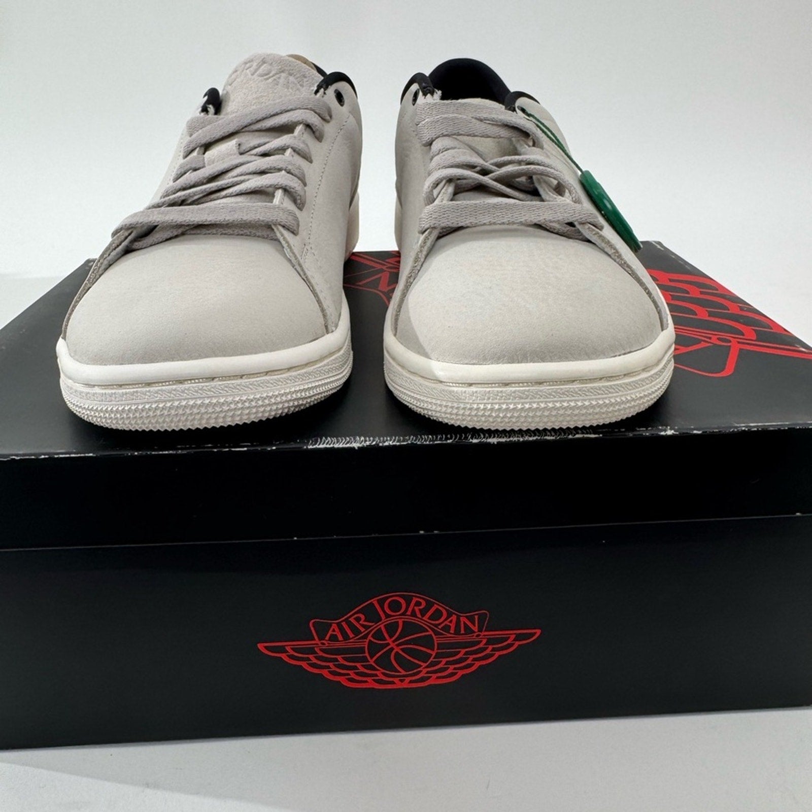 DS NIKE AIR JORDAN 1 CENTRE COURT “LIGHT BONE”
MEN’S 7-WOMEN 8.5
DO7443-061