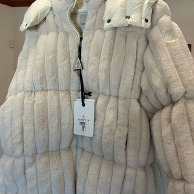 Women's Moncler White faux fur detachable hood down jacket size 3 NWT