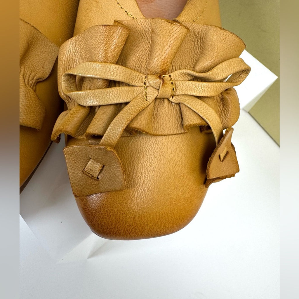 L’Artiste women’s buttery soft size 40/ 8.5 flats w/ intricate ruffle detail