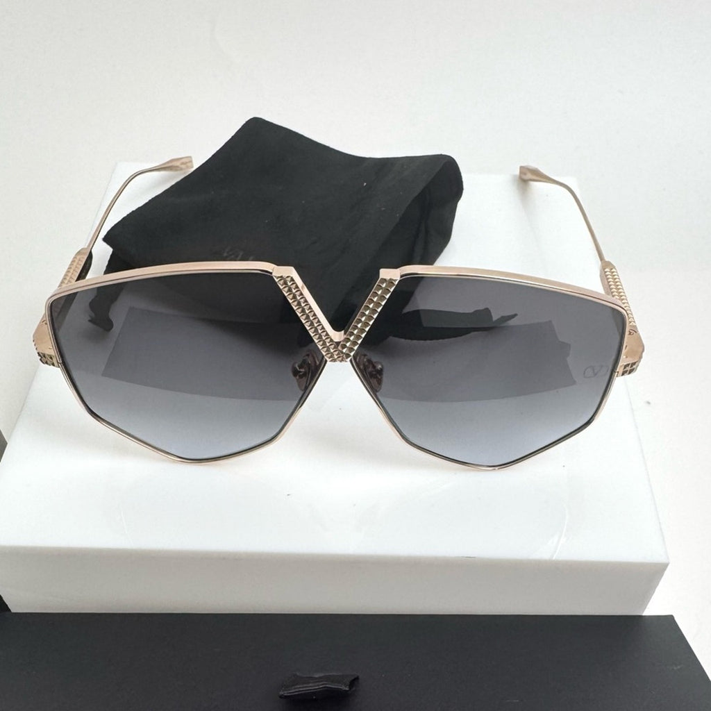 VALENTINO GARAVANI
V-Hexagon Titanium Sunglasses
Branded/crossbody bag included