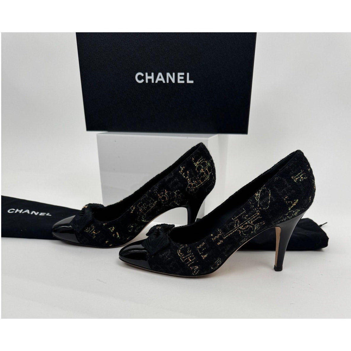 Chanel Black Boucle Cap-Toe Pumps Heels with Gold CC Logo Bow Detail Size 8