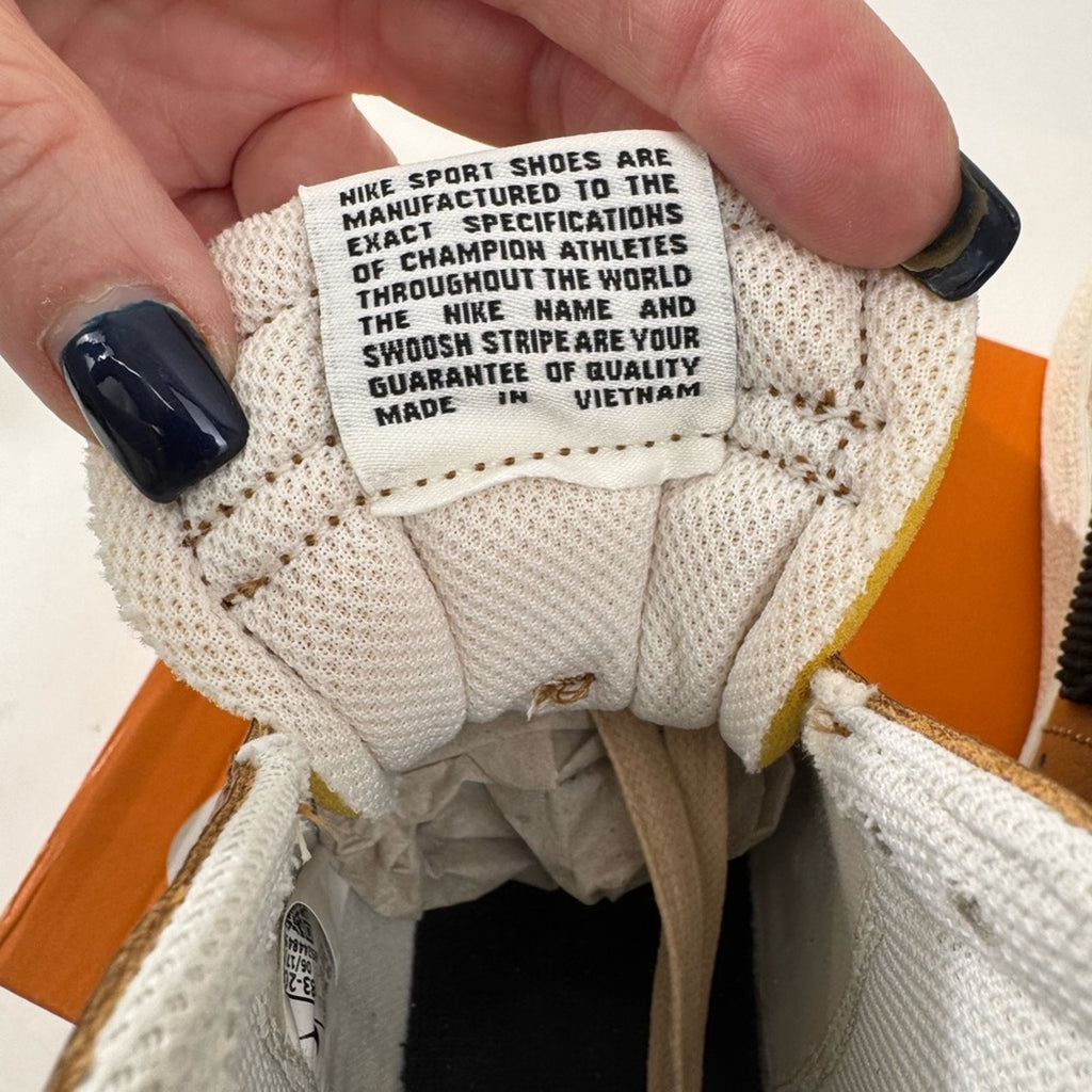 DS NIKE WOMEN’S BLAZER MID 77 SE ALE BROWN
SIZE 5 WOMENS
D06683-200