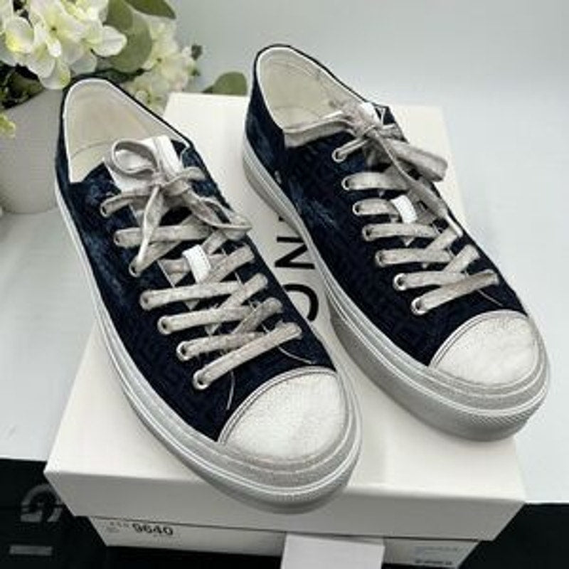 Men’s Givenchy four G navy distressed city sneakers size 43, made in Italy