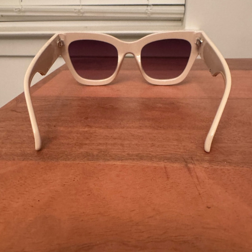 Quay BY THE WAY sunglasses NWOT’s Ivory