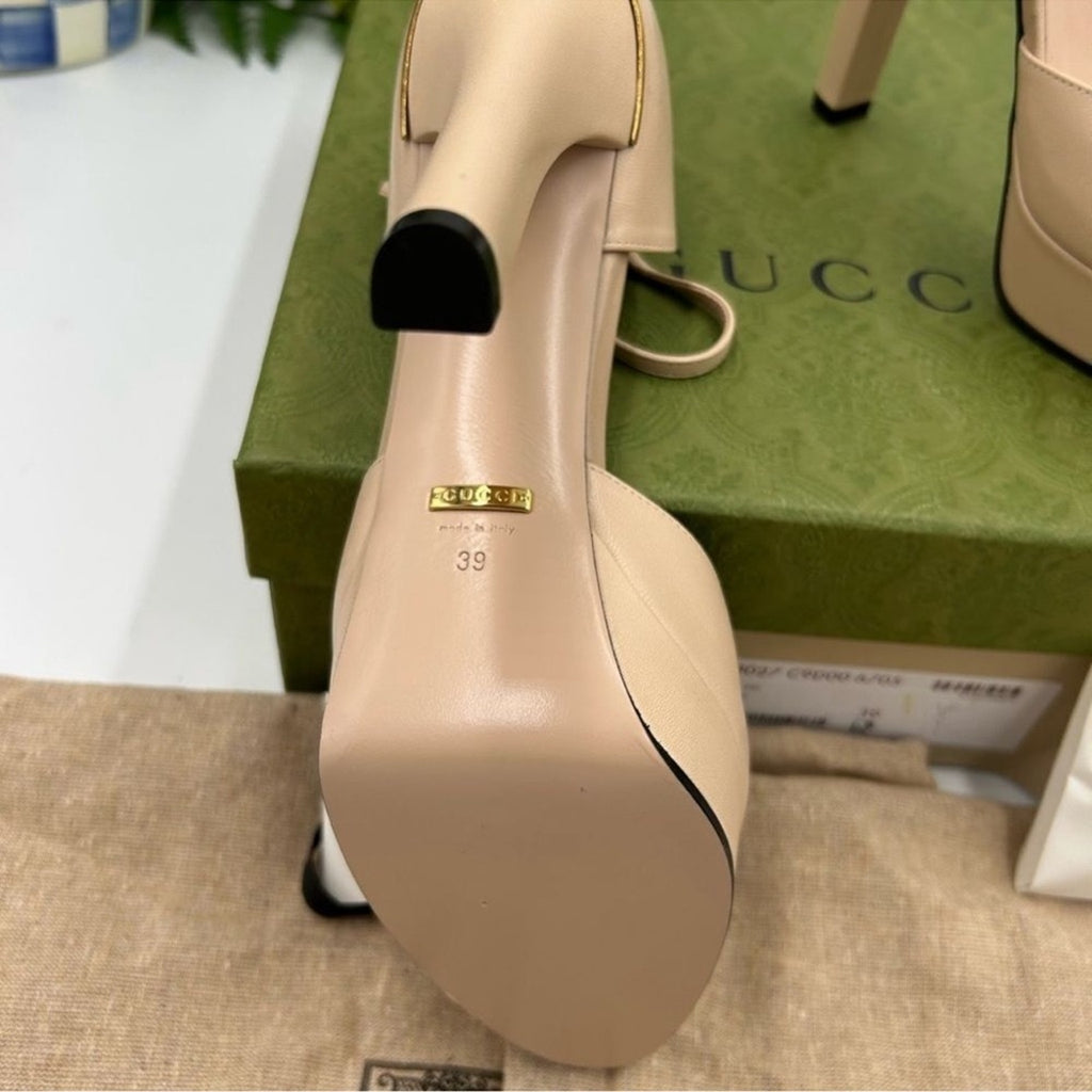 Women's Gucci, leather platform pumps
Size 39 
Made in Italy